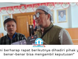 Kuasa hukum nasabah BTN, Budi, memberikan keterangan usai audiensi di DPRD Kota Samarinda. Ia meminta BTN menghadirkan pejabat yang berwenang mengambil keputusan pada rapat lanjutan guna menyelesaikan persoalan sertifikat rumah kliennya yang belum diterima meski KPR telah lunas sejak 2011. Foto: Yana Ashari.