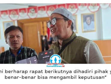 Kuasa hukum nasabah BTN, Budi, memberikan keterangan usai audiensi di DPRD Kota Samarinda. Ia meminta BTN menghadirkan pejabat yang berwenang mengambil keputusan pada rapat lanjutan guna menyelesaikan persoalan sertifikat rumah kliennya yang belum diterima meski KPR telah lunas sejak 2011. Foto: Yana Ashari.