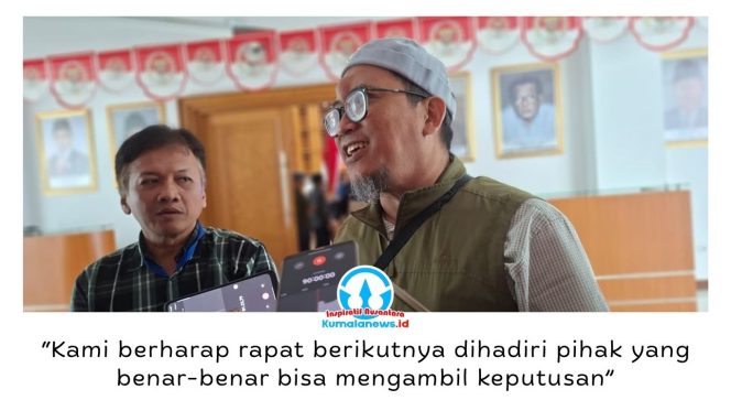 
 Kuasa hukum nasabah BTN, Budi, memberikan keterangan usai audiensi di DPRD Kota Samarinda. Ia meminta BTN menghadirkan pejabat yang berwenang mengambil keputusan pada rapat lanjutan guna menyelesaikan persoalan sertifikat rumah kliennya yang belum diterima meski KPR telah lunas sejak 2011. Foto: Yana Ashari.