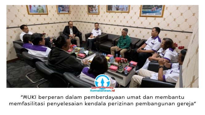 
 Ketua DPRD Kota Samarinda, Helmi Abdullah, menerima audiensi DPD Majelis Umat Kristen Indonesia (MUKI) Kota Samarinda untuk membahas penguatan toleransi, pemberdayaan umat, pembangunan rumah ibadah, dan pemerataan layanan pendidikan agama di sekolah. Foto: Yana Ashari.