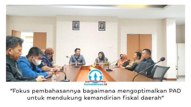 
 DPRD Kota Samarinda menerima kunjungan kerja DPRD Kabupaten Penajam Paser Utara (PPU) dan DPRD Kabupaten Berau di Ruang Rapat Gabungan Lantai 1, Kamis (23/7/2026), untuk membahas optimalisasi Pendapatan Asli Daerah (PAD) dan mekanisme penginputan Pokok-Pokok Pikiran (Pokir) DPRD ke dalam Sistem Informasi Pemerintahan Daerah (SIPD). Foto: Yana Ashari.