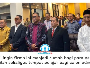 Associate Professor Dr. Elviandri, S.H.I., M.Hum bersama Sunariyo, S.H., M.H berfoto bersama tamu undangan usai peresmian firma hukum Associate Prof. Dr. Elviandri, S.H.I., M.Hum & Sunariyo, S.H., M.H dalam acara soft opening di Samarinda, Jumat (24/7/2026). Foto: Indirwan.