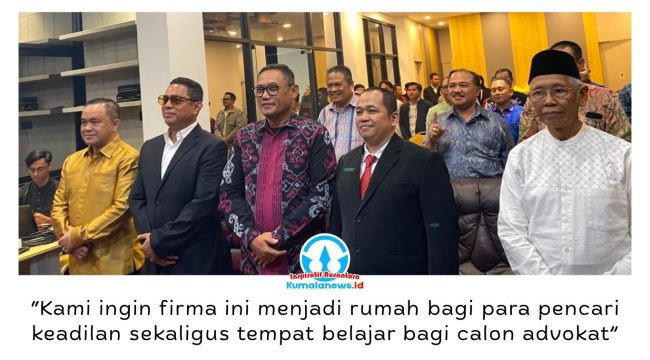 Associate Professor Dr. Elviandri, S.H.I., M.Hum bersama Sunariyo, S.H., M.H berfoto bersama tamu undangan usai peresmian firma hukum Associate Prof. Dr. Elviandri, S.H.I., M.Hum & Sunariyo, S.H., M.H dalam acara soft opening di Samarinda, Jumat (24/7/2026). Foto: Indirwan.