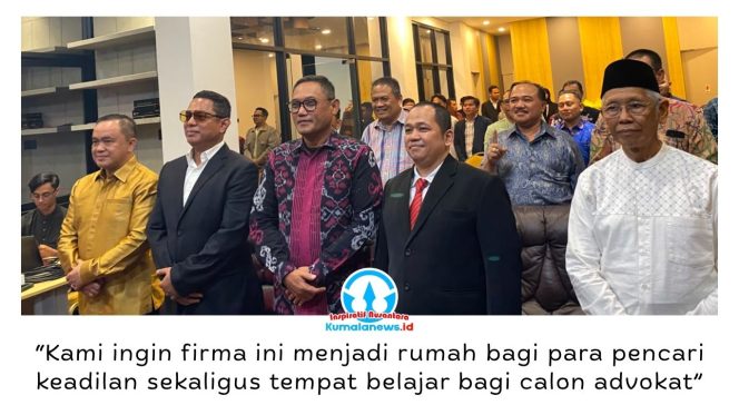 
 Associate Professor Dr. Elviandri, S.H.I., M.Hum bersama Sunariyo, S.H., M.H berfoto bersama tamu undangan usai peresmian firma hukum Associate Prof. Dr. Elviandri, S.H.I., M.Hum & Sunariyo, S.H., M.H dalam acara soft opening di Samarinda, Jumat (24/7/2026). Foto: Indirwan.
