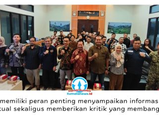 Plt Kepala Dinas Komunikasi dan Informatika (Diskominfo) Kutai Kartanegara, Sholihin, membuka pembekalan Kode Etik Jurnalistik (KEJ) dan pelatihan public speaking yang diselenggarakan PWI Kukar di Gedung Serba Guna PT Mahakam Gerbang Raja Migas (MGRM), Tenggarong, Sabtu (25/7/2026). Foto: PWI Kukar.
