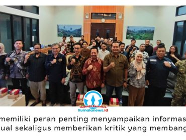 Plt Kepala Dinas Komunikasi dan Informatika (Diskominfo) Kutai Kartanegara, Sholihin, membuka pembekalan Kode Etik Jurnalistik (KEJ) dan pelatihan public speaking yang diselenggarakan PWI Kukar di Gedung Serba Guna PT Mahakam Gerbang Raja Migas (MGRM), Tenggarong, Sabtu (25/7/2026). Foto: PWI Kukar.