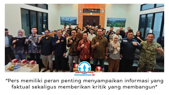 
 Plt Kepala Dinas Komunikasi dan Informatika (Diskominfo) Kutai Kartanegara, Sholihin, membuka pembekalan Kode Etik Jurnalistik (KEJ) dan pelatihan public speaking yang diselenggarakan PWI Kukar di Gedung Serba Guna PT Mahakam Gerbang Raja Migas (MGRM), Tenggarong, Sabtu (25/7/2026). Foto: PWI Kukar.