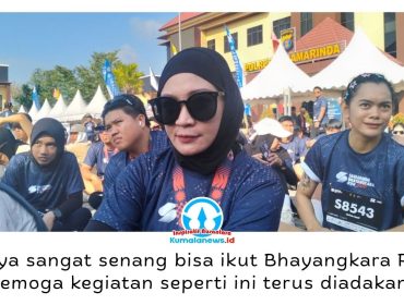Sherly, peserta kategori umum Samarinda Bhayangkara Run 2026, mengikuti ajang lari yang digelar di lingkungan Polresta Samarinda, Minggu (26/7/2026). Ia menilai kegiatan tersebut menjadi sarana memperkuat gaya hidup sehat sekaligus kebersamaan masyarakat. Foto: Yana Ashari.