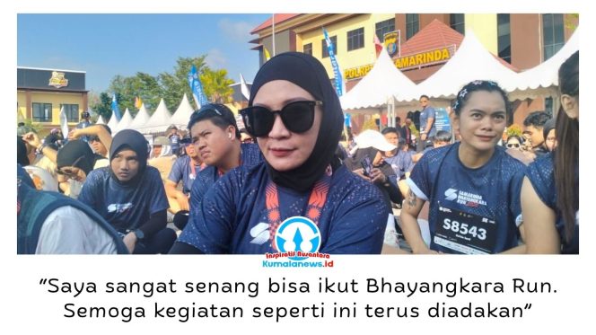 
 Sherly, peserta kategori umum Samarinda Bhayangkara Run 2026, mengikuti ajang lari yang digelar di lingkungan Polresta Samarinda, Minggu (26/7/2026). Ia menilai kegiatan tersebut menjadi sarana memperkuat gaya hidup sehat sekaligus kebersamaan masyarakat. Foto: Yana Ashari.