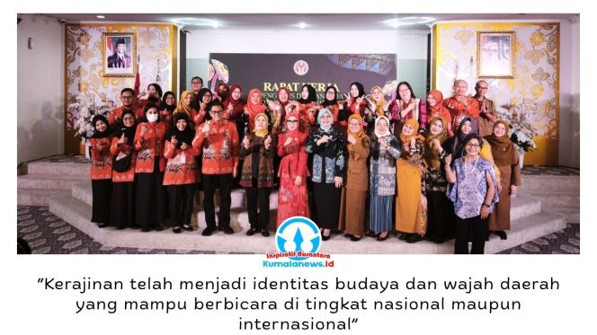 
 Ketua Dekranasda Kota Balikpapan, Nurlena Rahmad Mas'ud, bersama Sekjen Dekranas Pusat Reni Yanita dan jajaran terkait melakukan pemukulan gong sebagai tanda dibukanya Rapat Kerja Pengurus Dekranasda Kota Balikpapan Periode 2026–2030 di Aula Rumjab Wali Kota Balikpapan, Senin (27/7/2026). Foto: M. Hilmansyah.