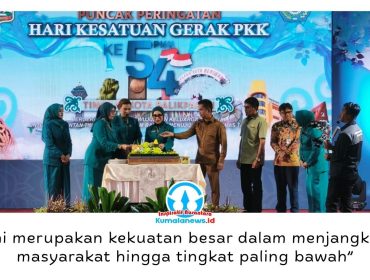 Ketua TP PKK Kota Balikpapan Hj. Nurlena Rahmad Mas'ud, S.E., menyerahkan tumpeng kepada Ketua TP PKK Provinsi Kalimantan Timur pada puncak peringatan Hari Kesatuan Gerak (HKG) PKK ke-54 di BSCC Dome Balikpapan, Selasa (28/7/2026). Foto: M Hilmansyah.