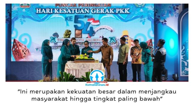 Ketua TP PKK Kota Balikpapan Hj. Nurlena Rahmad Mas'ud, S.E., menyerahkan tumpeng kepada Ketua TP PKK Provinsi Kalimantan Timur pada puncak peringatan Hari Kesatuan Gerak (HKG) PKK ke-54 di BSCC Dome Balikpapan, Selasa (28/7/2026). Foto: M Hilmansyah.