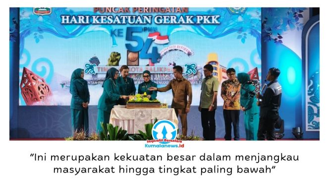 
 Ketua TP PKK Kota Balikpapan Hj. Nurlena Rahmad Mas'ud, S.E., menyerahkan tumpeng kepada Ketua TP PKK Provinsi Kalimantan Timur pada puncak peringatan Hari Kesatuan Gerak (HKG) PKK ke-54 di BSCC Dome Balikpapan, Selasa (28/7/2026). Foto: M Hilmansyah.
