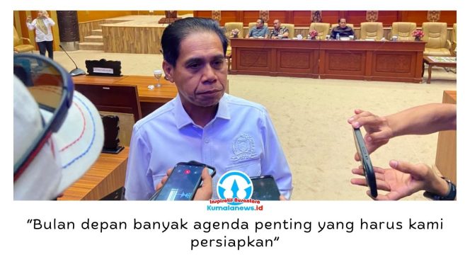 
 Ketua DPRD Kota Samarinda, Helmi Abdullah, menjelaskan rapat konsultasi akhir bulan menjadi forum koordinasi pimpinan DPRD dan Badan Musyawarah (Banmus) untuk menyusun agenda kerja DPRD selama Agustus 2026, di Gedung DPRD Kota Samarinda, Rabu (29/7/2026). Foto: Yana Ashari.