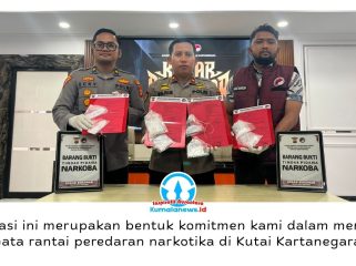 Wakapolres Kutai Kartanegara Kompol Izdiharuddin Faris Raharja Putra didampingi Kabag Ops Kompol Ecky Widi Prawira dan Kasat Resnarkoba AKP Aulia Hadi Rahman menunjukkan barang bukti hasil pengungkapan kasus narkotika dalam Operasi Antik Mahakam 2026 yang berlangsung selama 21 hari, sejak 10 hingga 30 Juli 2026. Foto: Fairuzzabady.