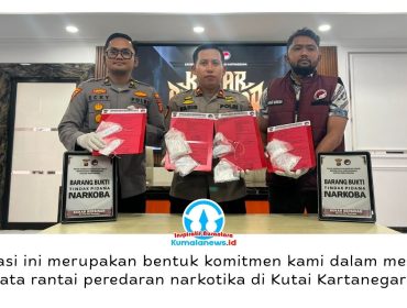 Wakapolres Kutai Kartanegara Kompol Izdiharuddin Faris Raharja Putra didampingi Kabag Ops Kompol Ecky Widi Prawira dan Kasat Resnarkoba AKP Aulia Hadi Rahman menunjukkan barang bukti hasil pengungkapan kasus narkotika dalam Operasi Antik Mahakam 2026 yang berlangsung selama 21 hari, sejak 10 hingga 30 Juli 2026. Foto: Fairuzzabady.
