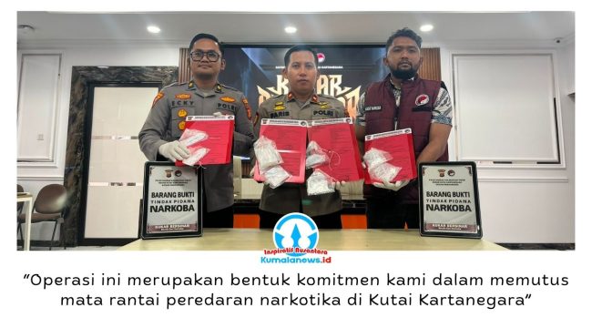 Wakapolres Kutai Kartanegara Kompol Izdiharuddin Faris Raharja Putra didampingi Kabag Ops Kompol Ecky Widi Prawira dan Kasat Resnarkoba AKP Aulia Hadi Rahman menunjukkan barang bukti hasil pengungkapan kasus narkotika dalam Operasi Antik Mahakam 2026 yang berlangsung selama 21 hari, sejak 10 hingga 30 Juli 2026. Foto: Fairuzzabady.