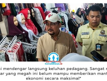 Ketua Komisi II DPRD Kota Samarinda, Iswandi, menyoroti belum optimalnya aktivitas ekonomi di Pasar Pagi meski telah direvitalisasi. Temuan tersebut disampaikan usai inspeksi lapangan bersama jajaran terkait di Pasar Pagi, Kamis (30/7/2026). Foto: Yana Ashari.