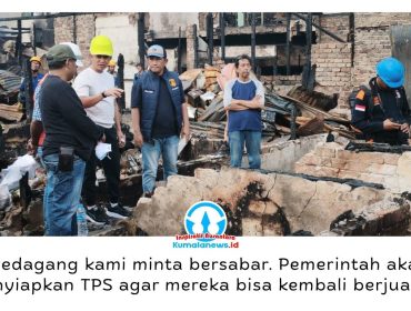 Wali Kota Balikpapan Dr. H. Rahmad Mas'ud, S.E., M.E. meninjau lokasi kebakaran yang menghanguskan 230 kios Pasar Sepinggan, Sabtu (1/8/2026). Pemkot Balikpapan memastikan penanganan cepat dengan menyiapkan tempat penampungan sementara (TPS) bagi pedagang terdampak sembari menunggu proses revitalisasi pasar. Foto: M Hilmansyah.