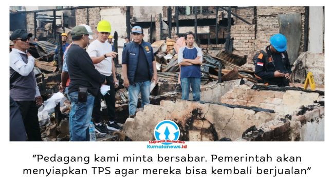 Wali Kota Balikpapan Dr. H. Rahmad Mas'ud, S.E., M.E. meninjau lokasi kebakaran yang menghanguskan 230 kios Pasar Sepinggan, Sabtu (1/8/2026). Pemkot Balikpapan memastikan penanganan cepat dengan menyiapkan tempat penampungan sementara (TPS) bagi pedagang terdampak sembari menunggu proses revitalisasi pasar. Foto: M Hilmansyah.