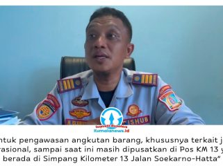 Kepala Seksi Pengendalian dan Operasional (Kasi Dalops) Dinas Perhubungan (Dishub) Kota Balikpapan, M. Islamiawan, menjelaskan mekanisme pengawasan kendaraan angkutan barang di Pos KM 13 Jalan Soekarno-Hatta untuk memastikan kepatuhan terhadap aturan jam operasional di wilayah Kota Balikpapan. Foto: M Hilmansyah.