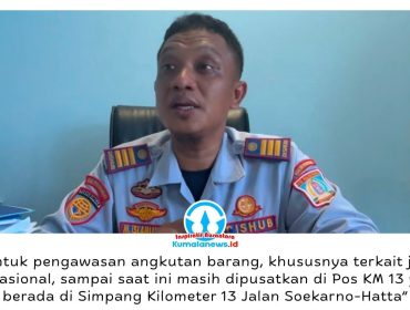 Kepala Seksi Pengendalian dan Operasional (Kasi Dalops) Dinas Perhubungan (Dishub) Kota Balikpapan, M. Islamiawan, menjelaskan mekanisme pengawasan kendaraan angkutan barang di Pos KM 13 Jalan Soekarno-Hatta untuk memastikan kepatuhan terhadap aturan jam operasional di wilayah Kota Balikpapan. Foto: M Hilmansyah.