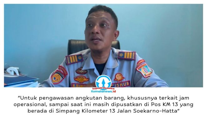 
 Kepala Seksi Pengendalian dan Operasional (Kasi Dalops) Dinas Perhubungan (Dishub) Kota Balikpapan, M. Islamiawan, menjelaskan mekanisme pengawasan kendaraan angkutan barang di Pos KM 13 Jalan Soekarno-Hatta untuk memastikan kepatuhan terhadap aturan jam operasional di wilayah Kota Balikpapan. Foto: M Hilmansyah.