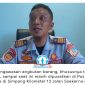 Kepala Seksi Pengendalian dan Operasional (Kasi Dalops) Dinas Perhubungan (Dishub) Kota Balikpapan, M. Islamiawan, menjelaskan mekanisme pengawasan kendaraan angkutan barang di Pos KM 13 Jalan Soekarno-Hatta untuk memastikan kepatuhan terhadap aturan jam operasional di wilayah Kota Balikpapan. Foto: M Hilmansyah.