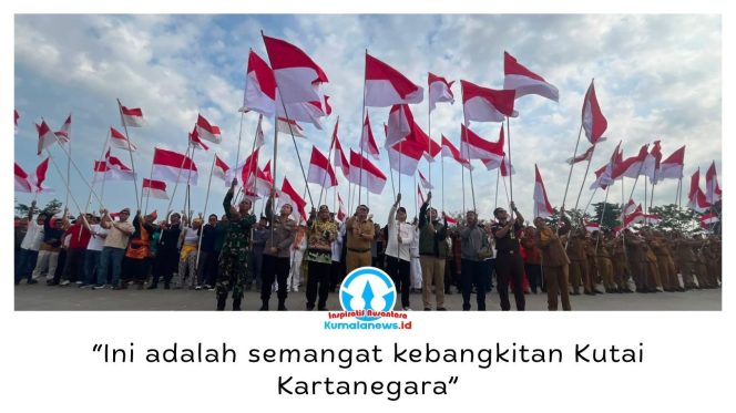 
 Pemkab Kukar turut semarakkan HUT ke-81 RI melalui gerakan pembagian dan pengibaran 10 juta bendera merah putih. Foto: Fairuzzabady.