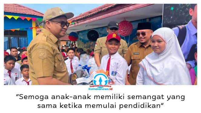 
 Bupati Kukar Aulia Rahman Basri menyerahkan perlengkapan sekolah gratis bagi siswa baru PAUD, SD, dan SMP dalam program Kukar Idaman Terbaik. Foto: Fairuzzabady.