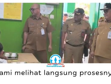 Wakil Wali Kota Balikpapan, Dr. Ir. H. Bagus Susetyo, MM., meninjau langsung pelaksanaan program Makan Bergizi Gratis (MBG) di SD Negeri 01 Balikpapan Barat, Selasa (11/8/2026), untuk memastikan proses distribusi dan konsumsi makanan berjalan sesuai ketentuan. Foto: M Hilmansyah.