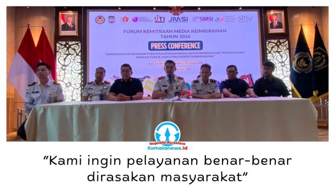 
 Kepala Kantor Imigrasi Kelas I TPI Samarinda, Misnal Ariyanto, didampingi jajaran pejabat, saat menyampaikan rilis pelayanan keimigrasian dalam Forum Kemitraan Media Keimigrasian 2026 di Aula Kantor Imigrasi Samarinda, Kamis (13/8/2026). Foto: Fairuzzabady.