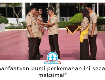 Wali Kota Balikpapan Rahmad Mas’ud menyematkan Lencana Pengabdian Gerakan Pramuka kepada Wakil Wali Kota Balikpapan Bagus Susetyo, Kepala Bappeda Kaltim Muhaimin, dan Kepala Disdikbud Balikpapan Irfan Taufik pada Upacara Hari Pramuka ke-65 di Halaman Balai Kota Balikpapan, Jumat (14/8/2026). Foto: M Hilmansyah.