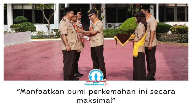 
 Wali Kota Balikpapan Rahmad Mas’ud menyematkan Lencana Pengabdian Gerakan Pramuka kepada Wakil Wali Kota Balikpapan Bagus Susetyo, Kepala Bappeda Kaltim Muhaimin, dan Kepala Disdikbud Balikpapan Irfan Taufik pada Upacara Hari Pramuka ke-65 di Halaman Balai Kota Balikpapan, Jumat (14/8/2026). Foto: M Hilmansyah.