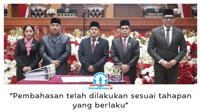
 Ketua DPRD Kota Samarinda Helmi Abdullah bersama jajaran pimpinan DPRD dan Wali Kota Samarinda Andi Harun berfoto bersama usai Rapat Paripurna DPRD Kota Samarinda Masa Persidangan II Tahun 2026 di Ruang Rapat Paripurna Lantai 2 DPRD Kota Samarinda, Jumat (14/8/2026). Foto: Humas Pemkot.