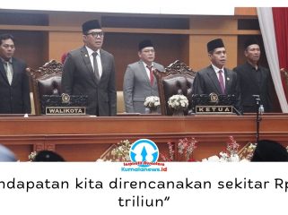 Wali Kota Samarinda Andi Harun menyebut pendapatan daerah dalam rancangan APBD 2027 diproyeksikan sekitar Rp3,3 triliun, terdiri dari PAD sekitar Rp1,3 triliun, pendapatan transfer Rp2,1 triliun, serta pendapatan lain yang sah. Hal itu disampaikannya usai Rapat Paripurna DPRD Samarinda, Jumat (14/8/2026). Foto: Humas Pemkot.