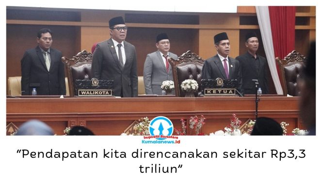 
 Wali Kota Samarinda Andi Harun menyebut pendapatan daerah dalam rancangan APBD 2027 diproyeksikan sekitar Rp3,3 triliun, terdiri dari PAD sekitar Rp1,3 triliun, pendapatan transfer Rp2,1 triliun, serta pendapatan lain yang sah. Hal itu disampaikannya usai Rapat Paripurna DPRD Samarinda, Jumat (14/8/2026). Foto: Humas Pemkot.