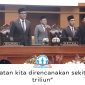 Wali Kota Samarinda Andi Harun menyebut pendapatan daerah dalam rancangan APBD 2027 diproyeksikan sekitar Rp3,3 triliun, terdiri dari PAD sekitar Rp1,3 triliun, pendapatan transfer Rp2,1 triliun, serta pendapatan lain yang sah. Hal itu disampaikannya usai Rapat Paripurna DPRD Samarinda, Jumat (14/8/2026). Foto: Humas Pemkot.
