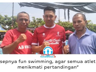 Foto bersama Sekretaris Panitia Agus Daryanto, Ketua Umum KONI Samarinda Wahyudi, dan Ketua Akuatik Indonesia Kota Samarinda Kornelius Thalar usai kegiatan Kebun Ndesa Open Fun Swimming 2026. Foto: Yana Ashari.