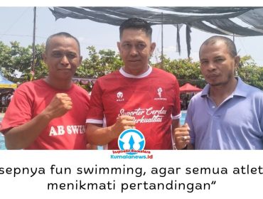 Foto bersama Sekretaris Panitia Agus Daryanto, Ketua Umum KONI Samarinda Wahyudi, dan Ketua Akuatik Indonesia Kota Samarinda Kornelius Thalar usai kegiatan Kebun Ndesa Open Fun Swimming 2026. Foto: Yana Ashari.