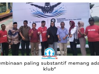 Ketua Akuatik Indonesia Kota Samarinda, Kornelius Thalar, mengapresiasi pelaksanaan Kebun Ndesa Open Fun Swimming 2026 di Kolam Renang Agrowisata Kebun Ndesa, Samarinda Utara, Sabtu (15/8/2026). Foto: Yana Ashari.