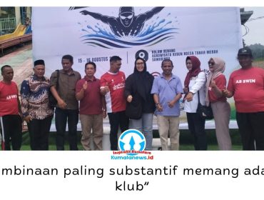 Ketua Akuatik Indonesia Kota Samarinda, Kornelius Thalar, mengapresiasi pelaksanaan Kebun Ndesa Open Fun Swimming 2026 di Kolam Renang Agrowisata Kebun Ndesa, Samarinda Utara, Sabtu (15/8/2026). Foto: Yana Ashari.