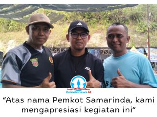 Kepala Bidang Peningkatan Prestasi Olahraga Disporapar Samarinda, Isharianto, mewakili Kepala Disporapar Muslimin, menyampaikan apresiasi atas pelaksanaan Fun Swimming Kejuaraan Renang Antarpelajar 2026 di Kolam Renang Agrowisata Kebun Ndesa, Samarinda, Minggu (16/8/2026). Foto: Yana Ashari.