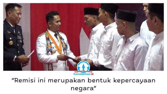 
 Wali Kota Balikpapan Rahmad Mas’ud didampingi Kalapas Kelas IIA Balikpapan Andri Lesmono menyerahkan surat remisi kepada warga binaan dalam rangka HUT ke-81 RI di Aula Lapas Kelas IIA Balikpapan, Senin (17/8/2026). Foto: M Hilmansyah.