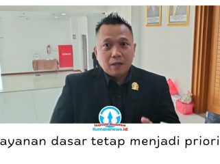 Anggota DPRD Kota Samarinda, Deni Hakim Anwar, mendorong Pemkot Samarinda memperkuat Pendapatan Asli Daerah (PAD) di tengah kebijakan efisiensi anggaran. Menurutnya, optimalisasi PAD penting untuk menjaga keberlanjutan pembangunan serta memastikan pelayanan dasar dan program prioritas masyarakat tetap berjalan. Pernyataan tersebut disampaikan usai Rapat Paripurna DPRD Samarinda terkait penandatanganan KUA-PPAS Tahun Anggaran 2027, Jumat (14/8/2026). Foto: Yana Ashari.