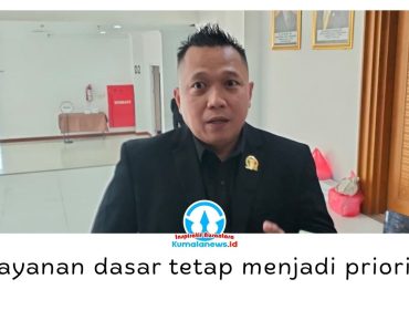 Anggota DPRD Kota Samarinda, Deni Hakim Anwar, mendorong Pemkot Samarinda memperkuat Pendapatan Asli Daerah (PAD) di tengah kebijakan efisiensi anggaran. Menurutnya, optimalisasi PAD penting untuk menjaga keberlanjutan pembangunan serta memastikan pelayanan dasar dan program prioritas masyarakat tetap berjalan. Pernyataan tersebut disampaikan usai Rapat Paripurna DPRD Samarinda terkait penandatanganan KUA-PPAS Tahun Anggaran 2027, Jumat (14/8/2026). Foto: Yana Ashari.