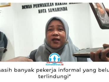 Kepala Kantor Cabang BPJS Ketenagakerjaan Samarinda, Murniati, mendorong perluasan perlindungan jaminan sosial bagi pekerja sektor informal. Menurutnya, masih banyak pekerja informal yang belum terlindungi dari risiko kecelakaan kerja dan kematian. Foto: Yana Ashari.