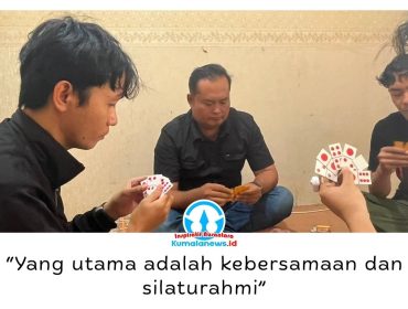 Ketua PWI Kukar, Andi Wibowo, mengikuti permainan domino bersama anggota PWI Kukar di Sekretariat PWI Kukar, Jalan Lais, Tenggarong, Sabtu (15/8/2026). Foto: Fairuzzabady.