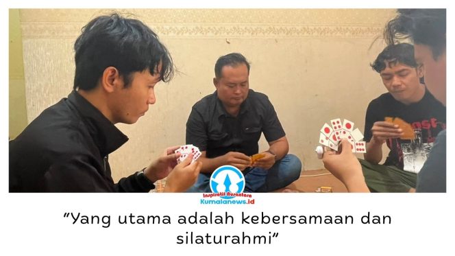 
 Ketua PWI Kukar, Andi Wibowo, mengikuti permainan domino bersama anggota PWI Kukar di Sekretariat PWI Kukar, Jalan Lais, Tenggarong, Sabtu (15/8/2026). Foto: Fairuzzabady.
