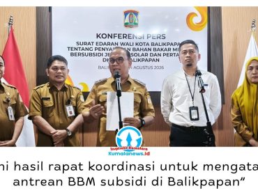 Wakil Wali Kota Balikpapan, Dr. Ir. H. Bagus Susetyo, MM., didampingi Sales Area Manager Retail Kalimantan Timur dan Utara (SAM Kaltimut) Pertamina Patra Niaga, Narotama Aulia Fajri, saat memberikan penjelasan terkait penyaluran BBM bersubsidi jenis Pertalite dan Biosolar di Kota Balikpapan, Senin (24/8/2026). Foto: M Hilmansyah.